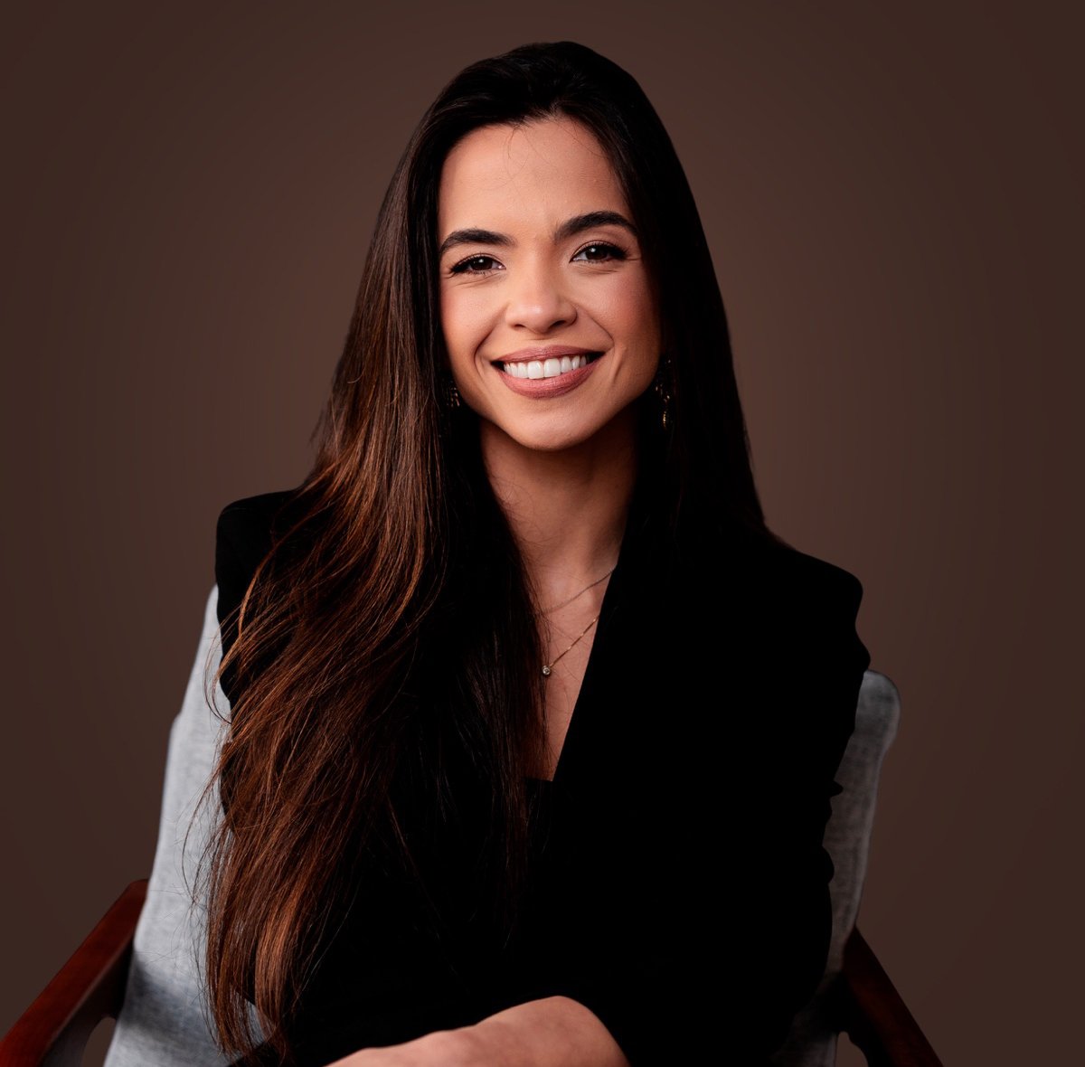 Dra. Letícia Taff sorrindo em retrato profissional